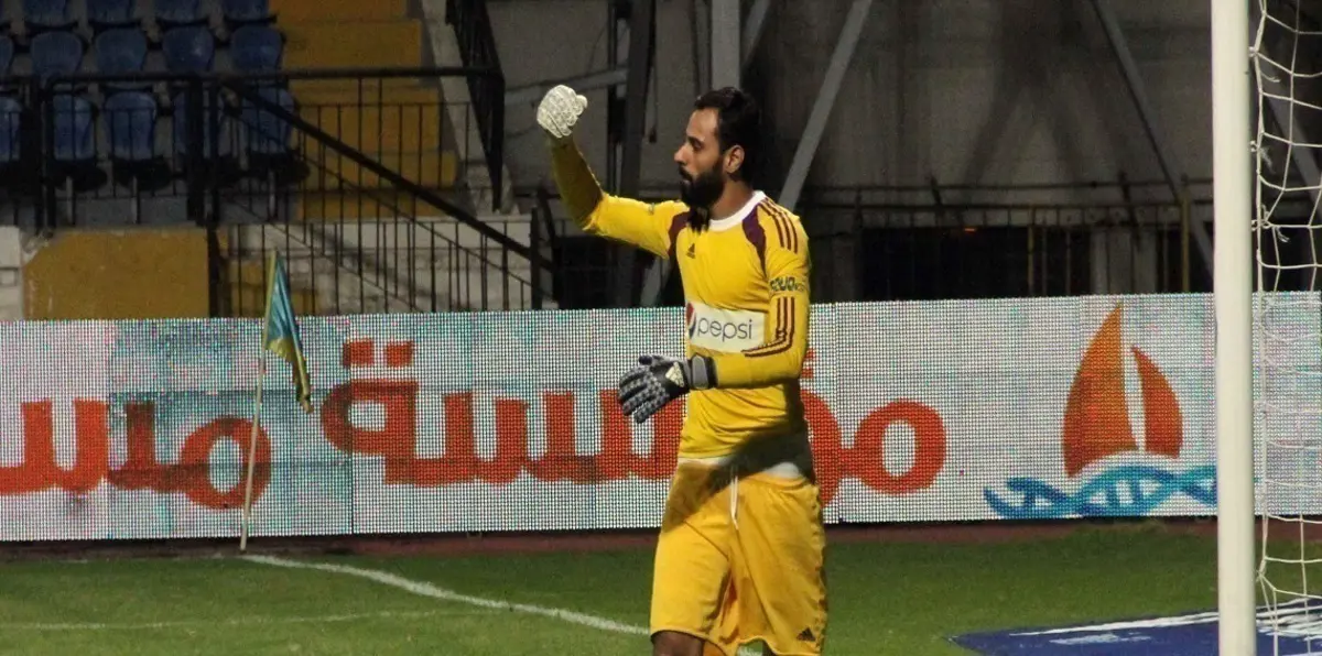 مشاجرة بين حارس نادي الزمالك المصري ولاعب سموحة (فيديو)