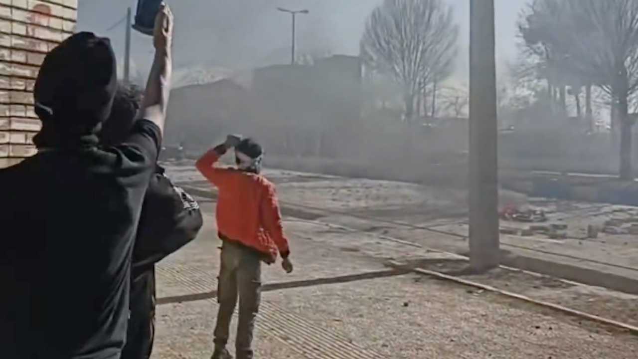 احتجاجات إيران تتوسع.. هجمات على مقار الباسيج والمطالب تطال خامنئي (فيديو)