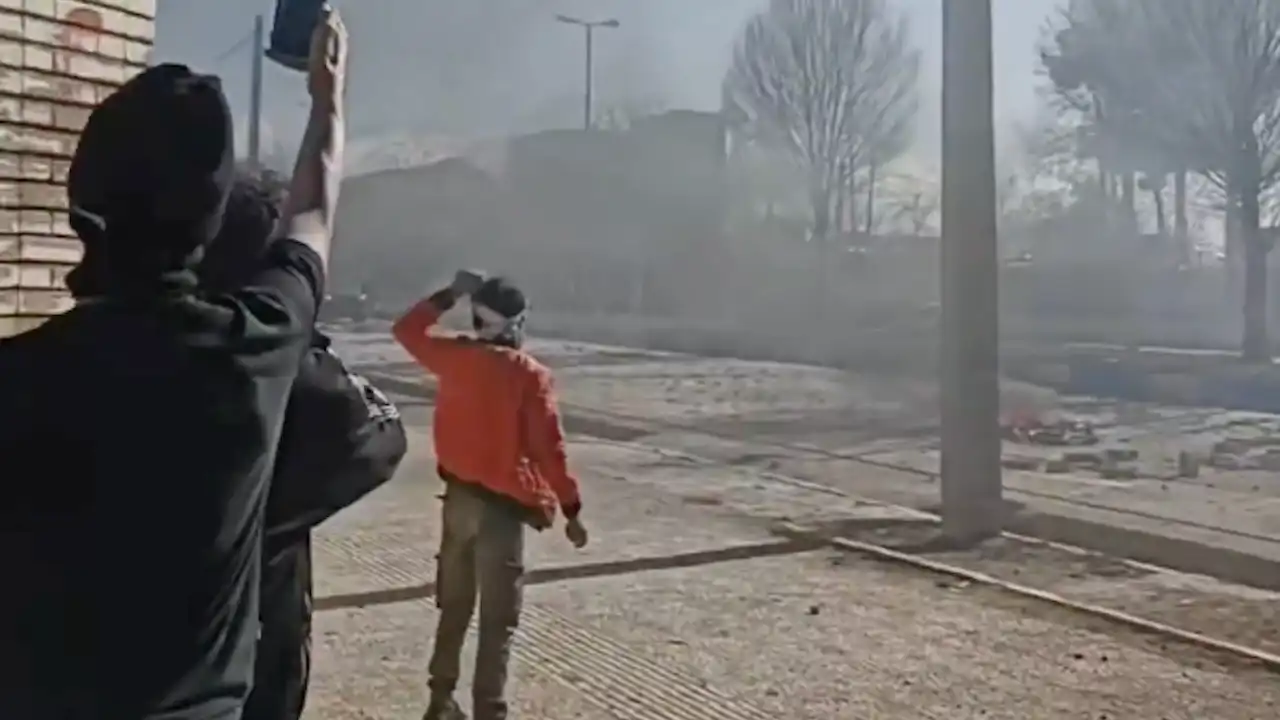 احتجاجات إيران تتوسع.. هجمات على مقار الباسيج والمطالب تطال خامنئي (فيديو)