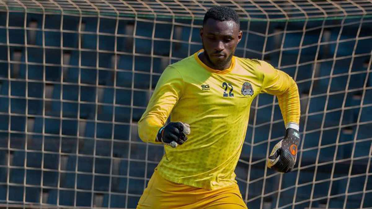 حارس يغير مركزه إلى مهاجم ويسجل هدفين