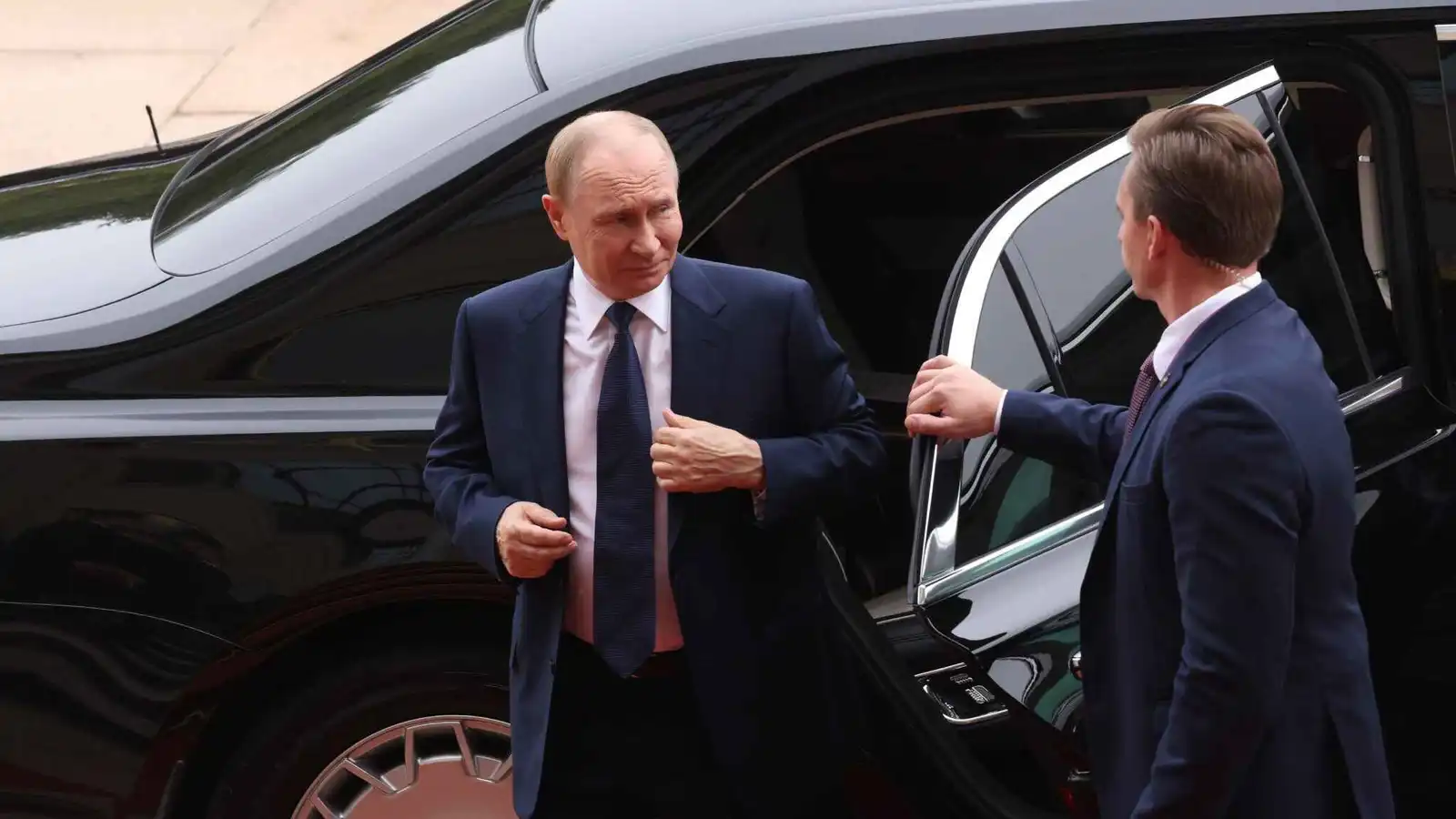 "دبلوماسية الليموزين".. بوتين يعزز العلاقات الدولية من سيارته المدرّعة