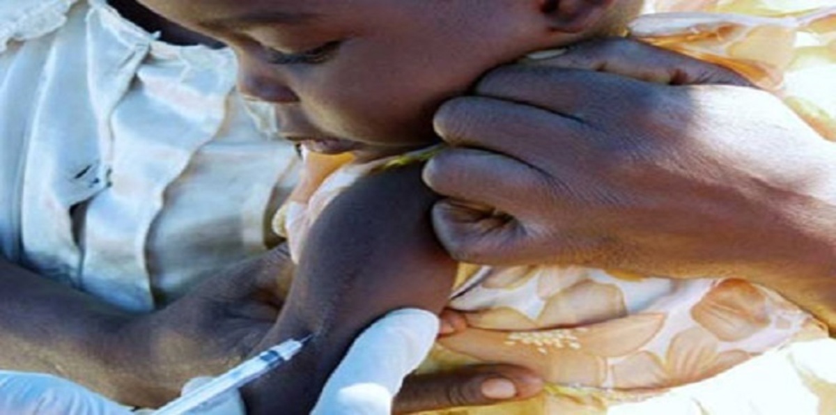 أوغندا تعتقل الآباء الذين يرفضون تطعيم أطفالهم