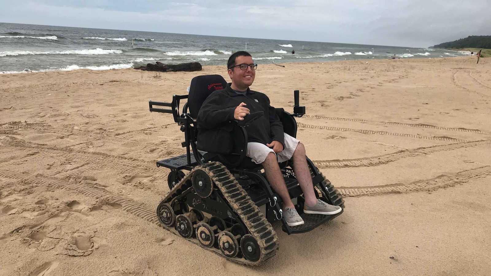 شاب يتحدى إعاقته ويصبح مصدر إلهام للمسافرين (فيديو)