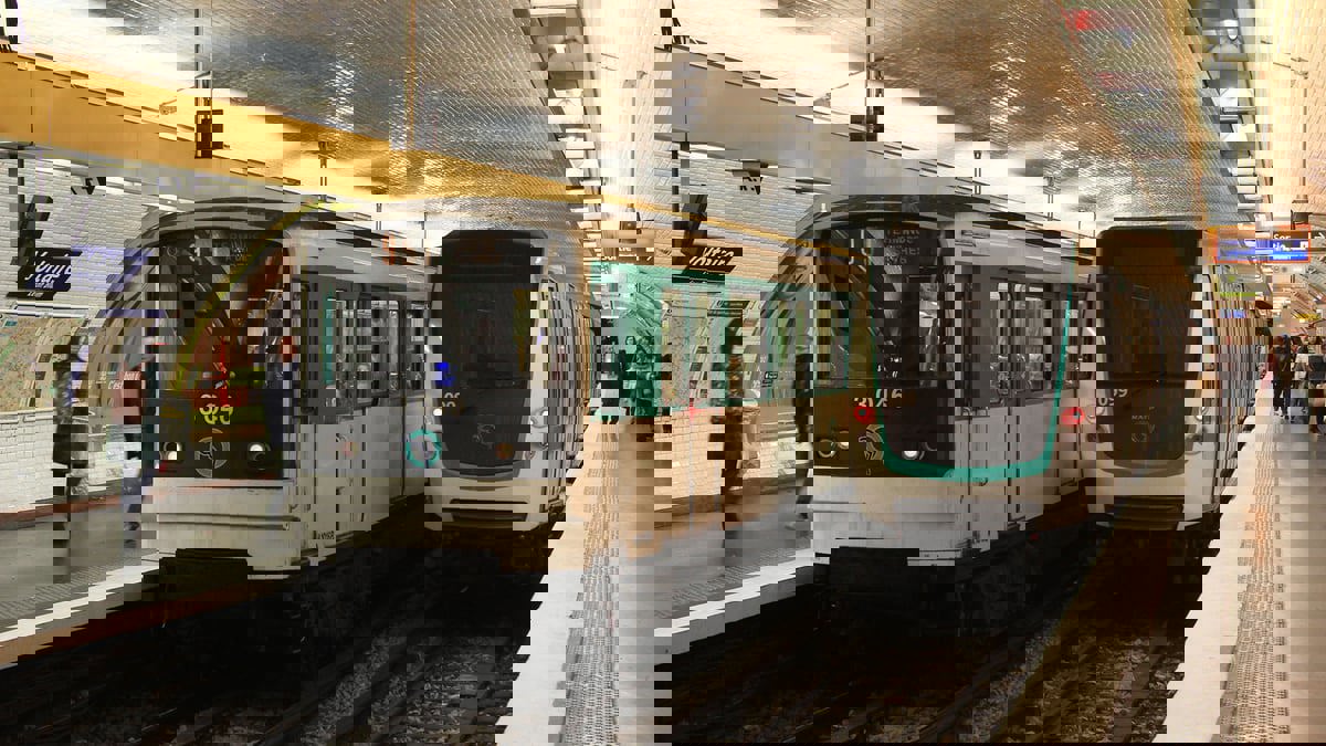 "الناس في المترو".. حساب يخطف الأضواء بتوثيق المواقف في باريس