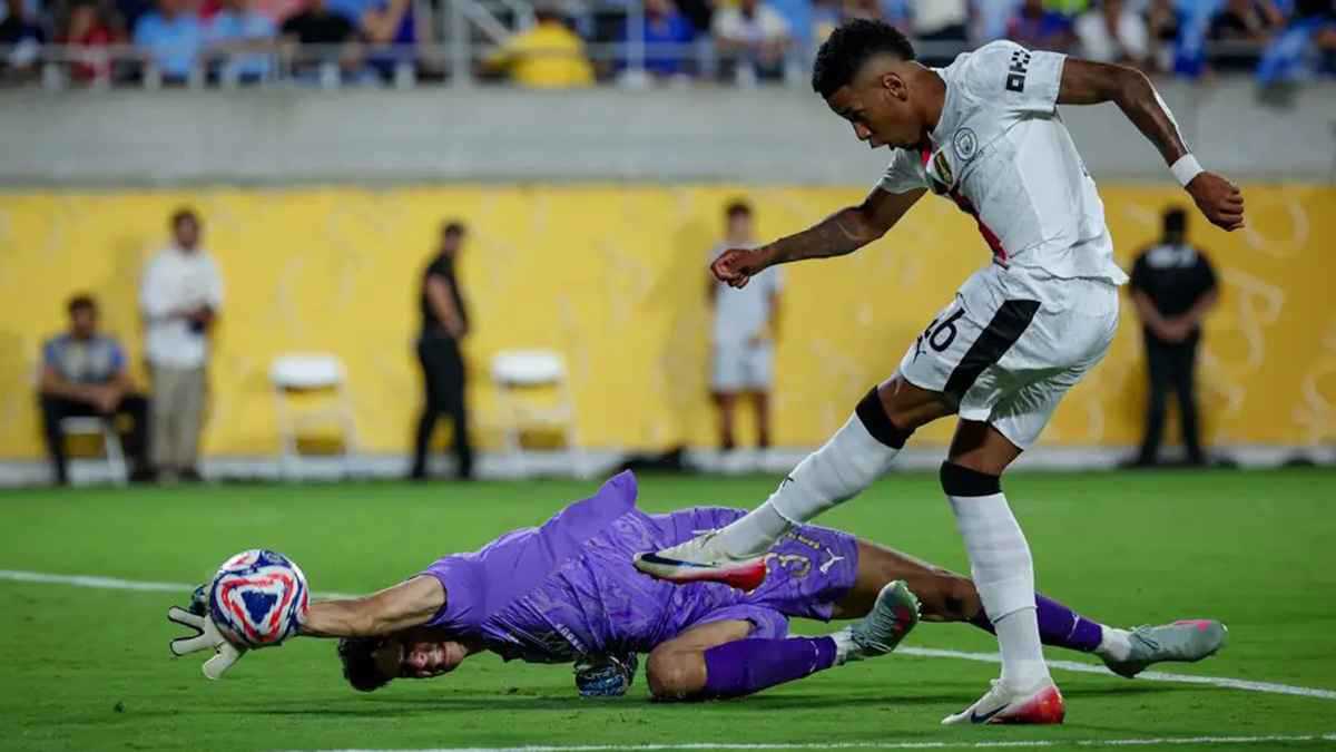 فرص متفاوتة.. من هم النجوم العرب الذين ينافسون على جوائز "الكرة الذهبية"؟