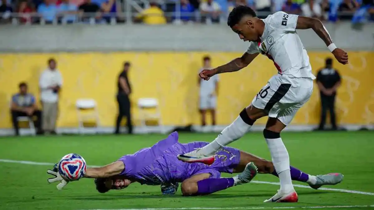 فرص متفاوتة.. من هم النجوم العرب الذين ينافسون على جوائز "الكرة الذهبية"؟