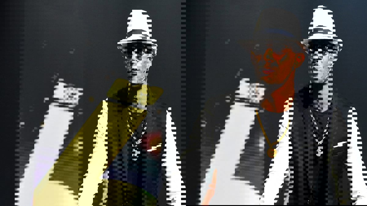 محمد رمضان يثير الجدل مجددا بمشهد مع المضيفة داخل طائرة خاصة (فيديو)