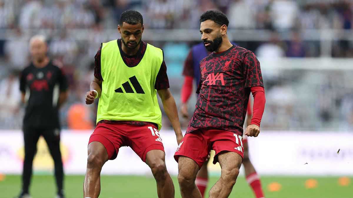 لون مختلف تماما.. تسريبات لمحمد صلاح وإيزاك بقميص ليفربول الثالث (صور وفيديو)