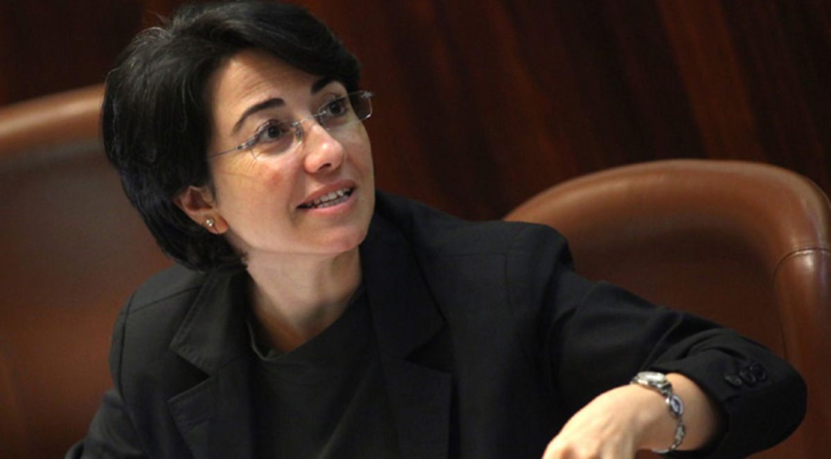 متطرفون يعتدون على نائبة الكنيست "حنين زعبي"