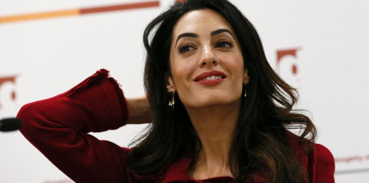 بالصور.. ما الذي فضحه فستان أمل كلوني؟