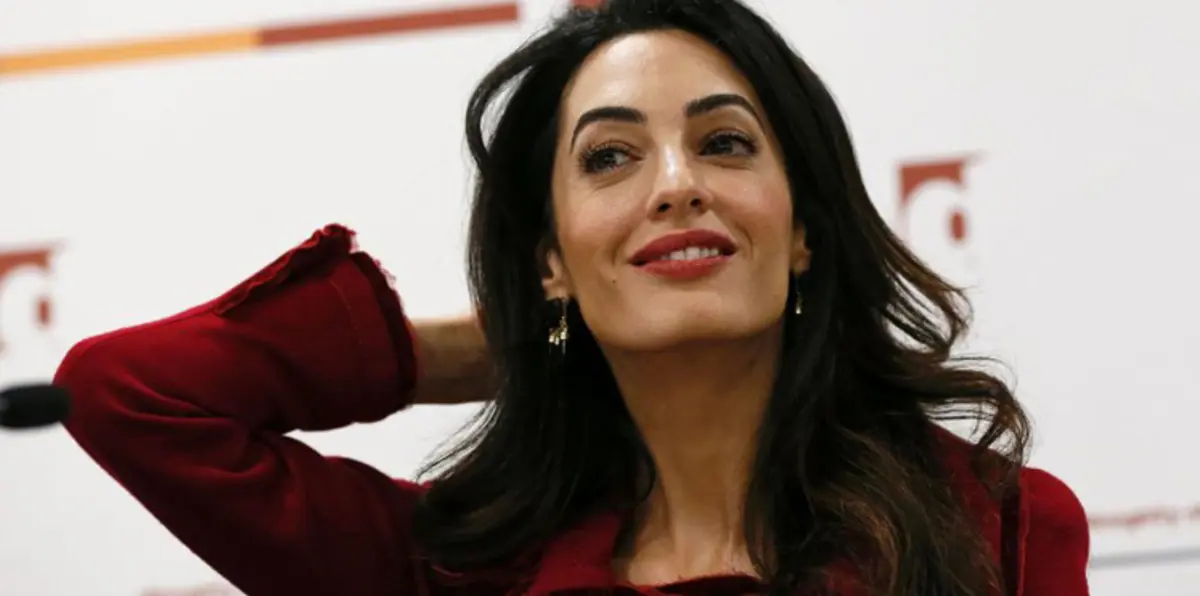 بالصور.. ما الذي فضحه فستان أمل كلوني؟