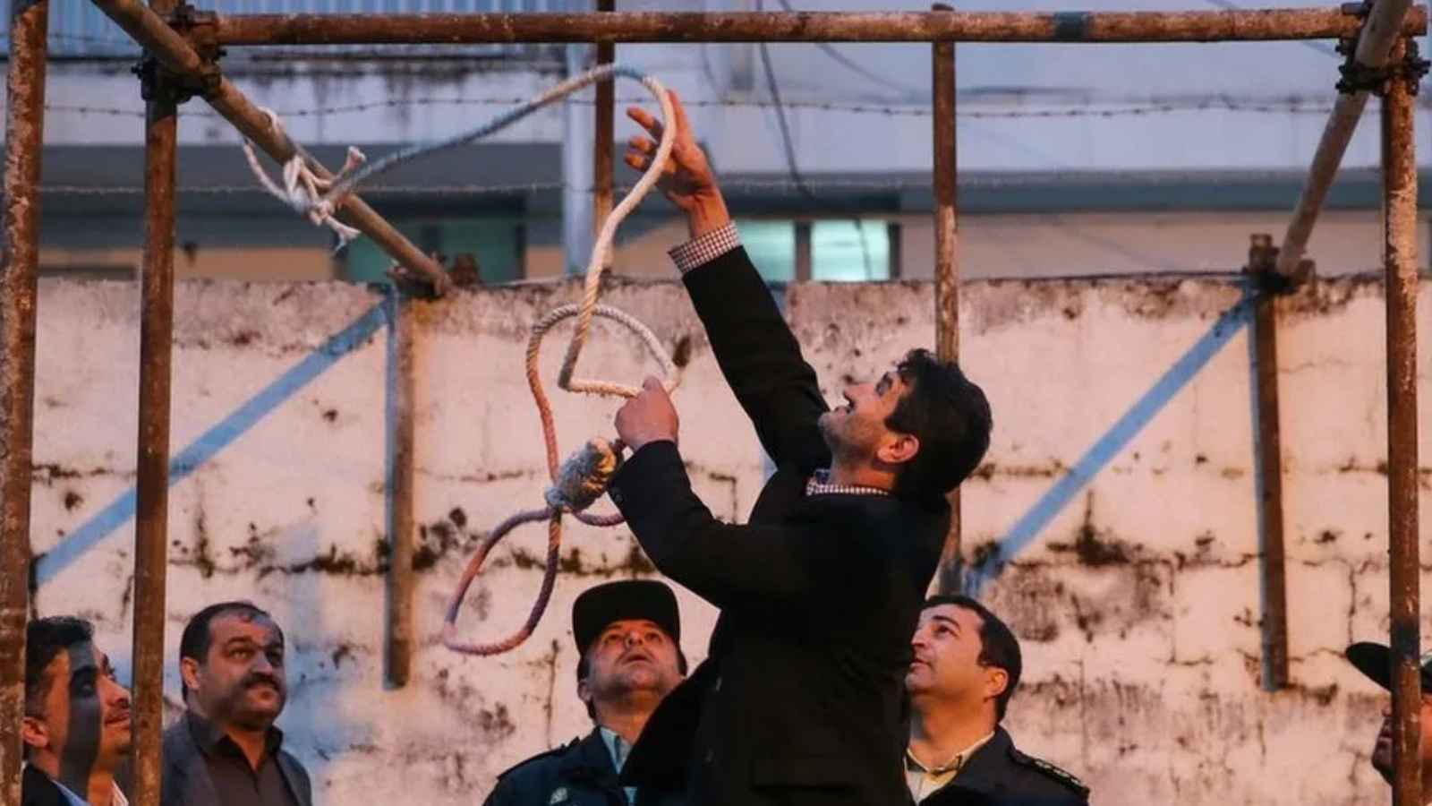 إعدام 100 شخص في إيران الشهر الماضي