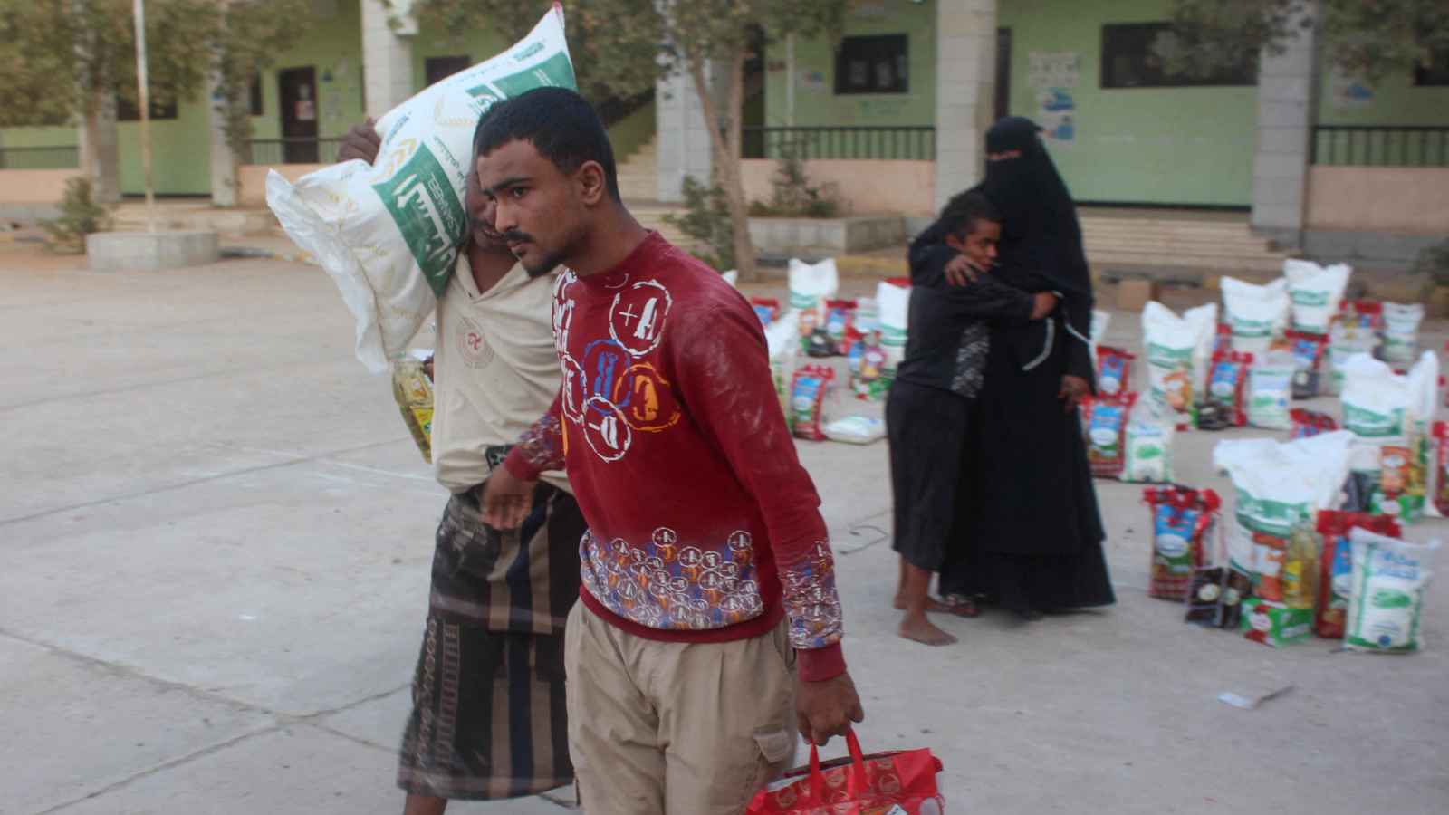 "الأغذية العالمي" يعلق شحناته إلى مناطق الحوثيين