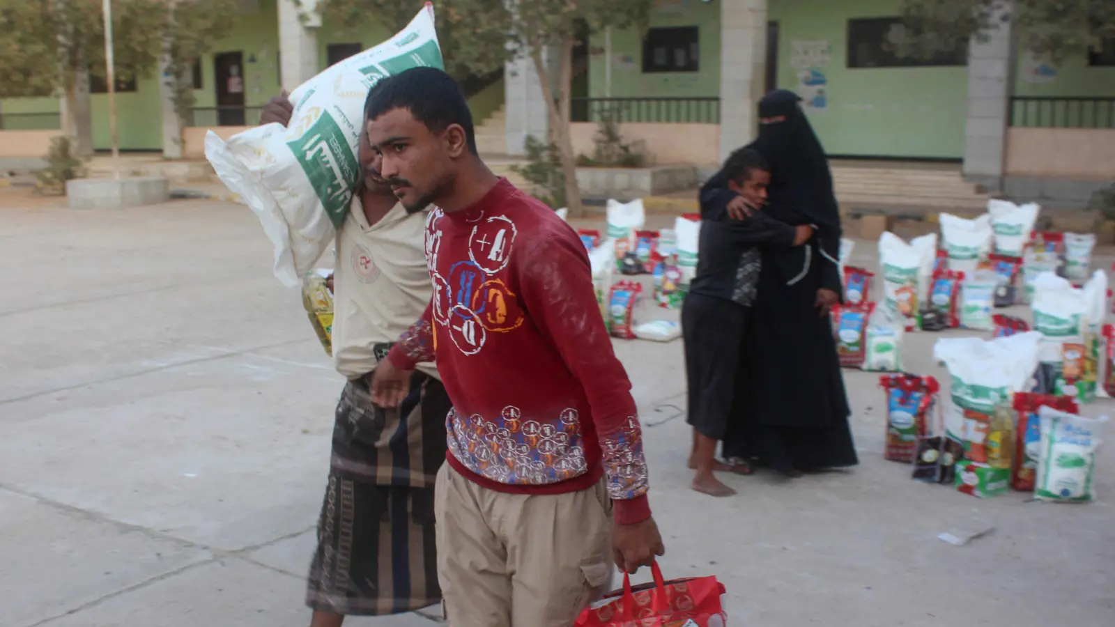 "الأغذية العالمي" يعلق شحناته إلى مناطق الحوثيين