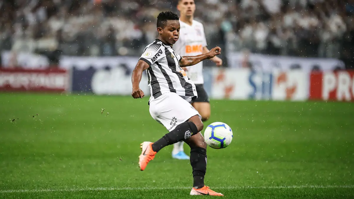 أندية سعودية وإماراتية تتنافس للتعاقد مع الإكوادوري خوان كازاريس