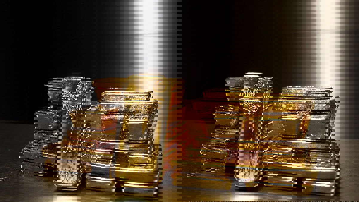 أسعار الذهب تصعد فوق 1800 دولار