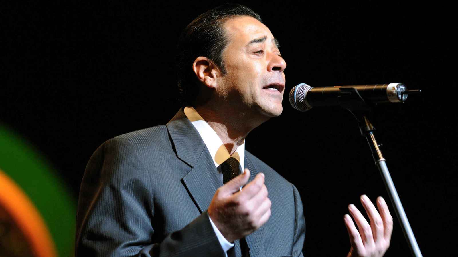 بعد 19 عاما.. مدحت صالح يكشف "سرا" حول مسلسل "السندريلا" ( فيديو)