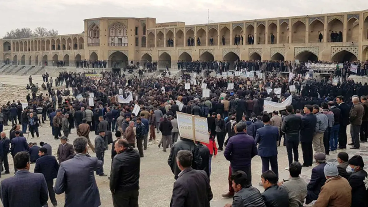 إيران: قوات الأمن تقمع المحتجين بالقوة المفرطة وتحرق خيمهم (فيديو)