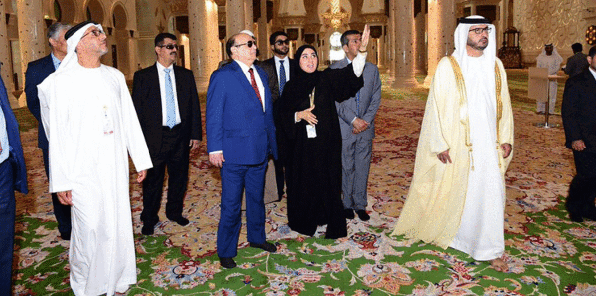 بالصور.. تعرف على الهدية التي تلقاها الرئيس اليمني في جامع الشيخ زايد