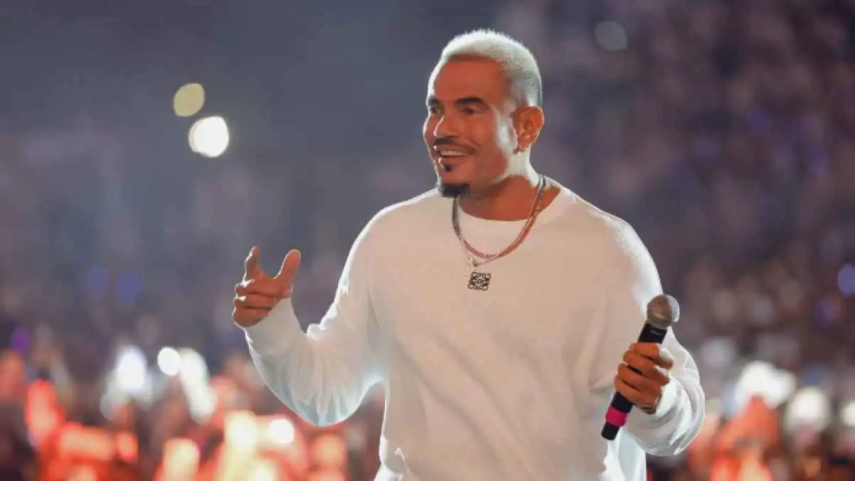 أحمد حلمي وعمرو يوسف يشاركان "الهضبة" حفله (فيديو)