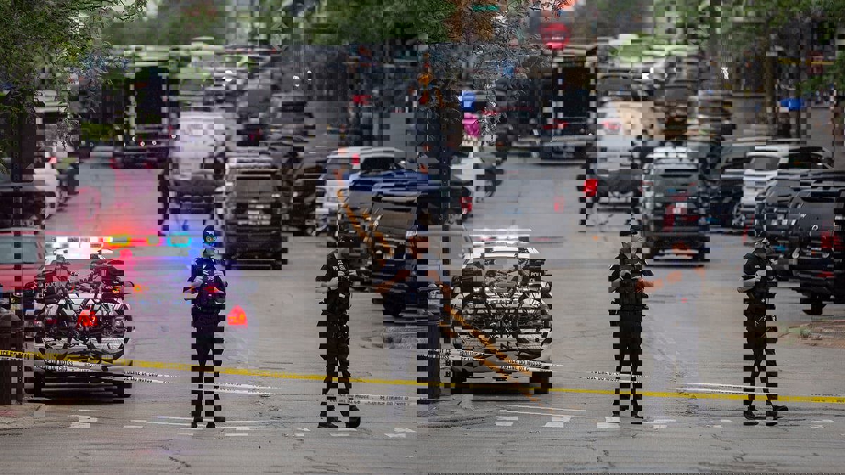 منفذ هجوم شيكاغو هرب وسط الحشد في ملابس نسائية