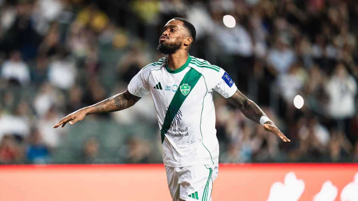 الهروب الكبير.. 3 أسباب لـ"تمرد" نجم الأهلي السعودي