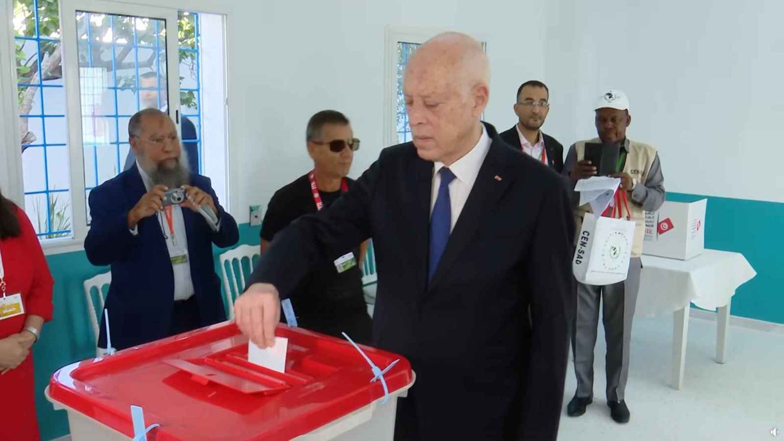 تونس.. سعيد يدلي بصوته و "الهيئة العليا" تحذر من إرباك الانتخابات (فيديو)