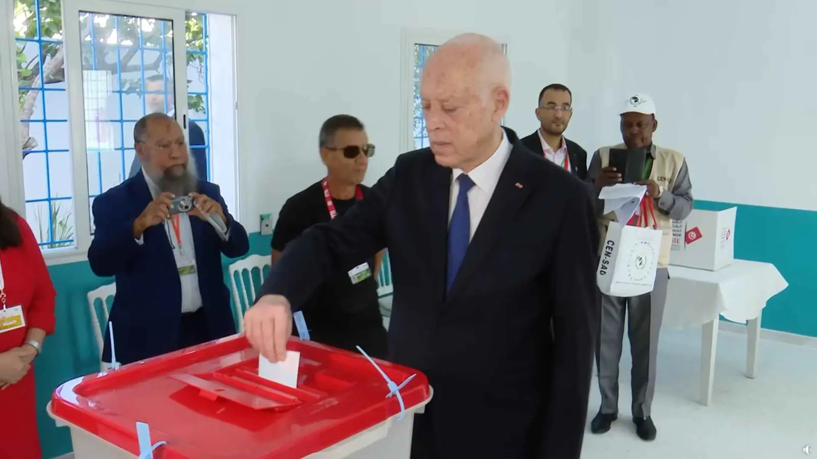 تونس.. سعيد يدلي بصوته و "الهيئة العليا" تحذر من إرباك الانتخابات (فيديو)