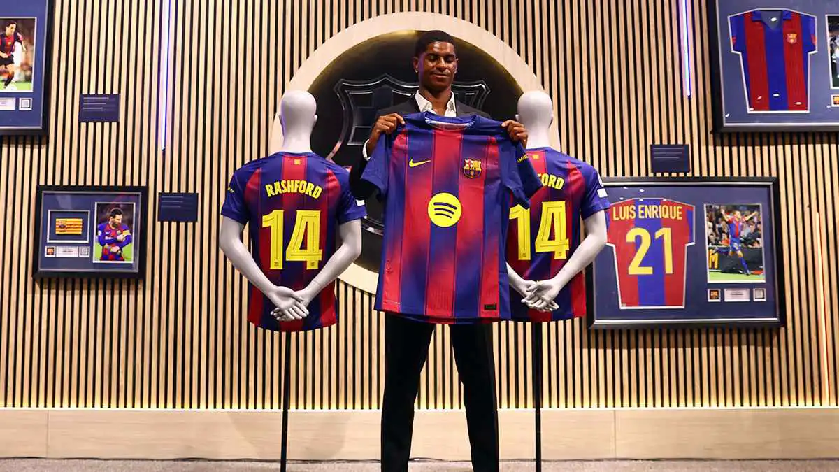 إلغاء جميع أهدافه مع برشلونة.. سخرية واسعة من مقاس حذاء راشفورد (صور)