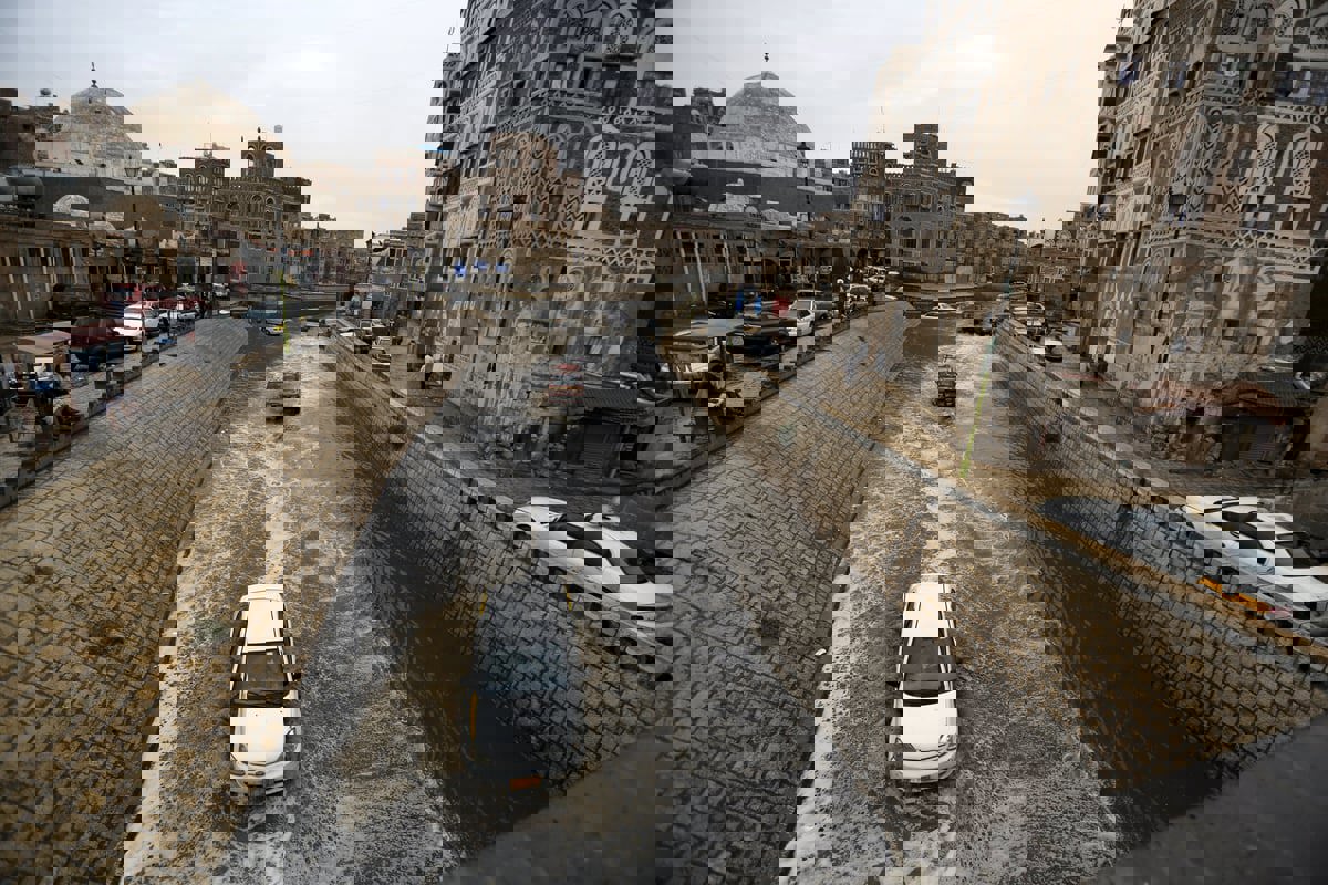 بالصور.. الحر يجتاح بلاد الشام والأمطار تغرق شوارع صنعاء