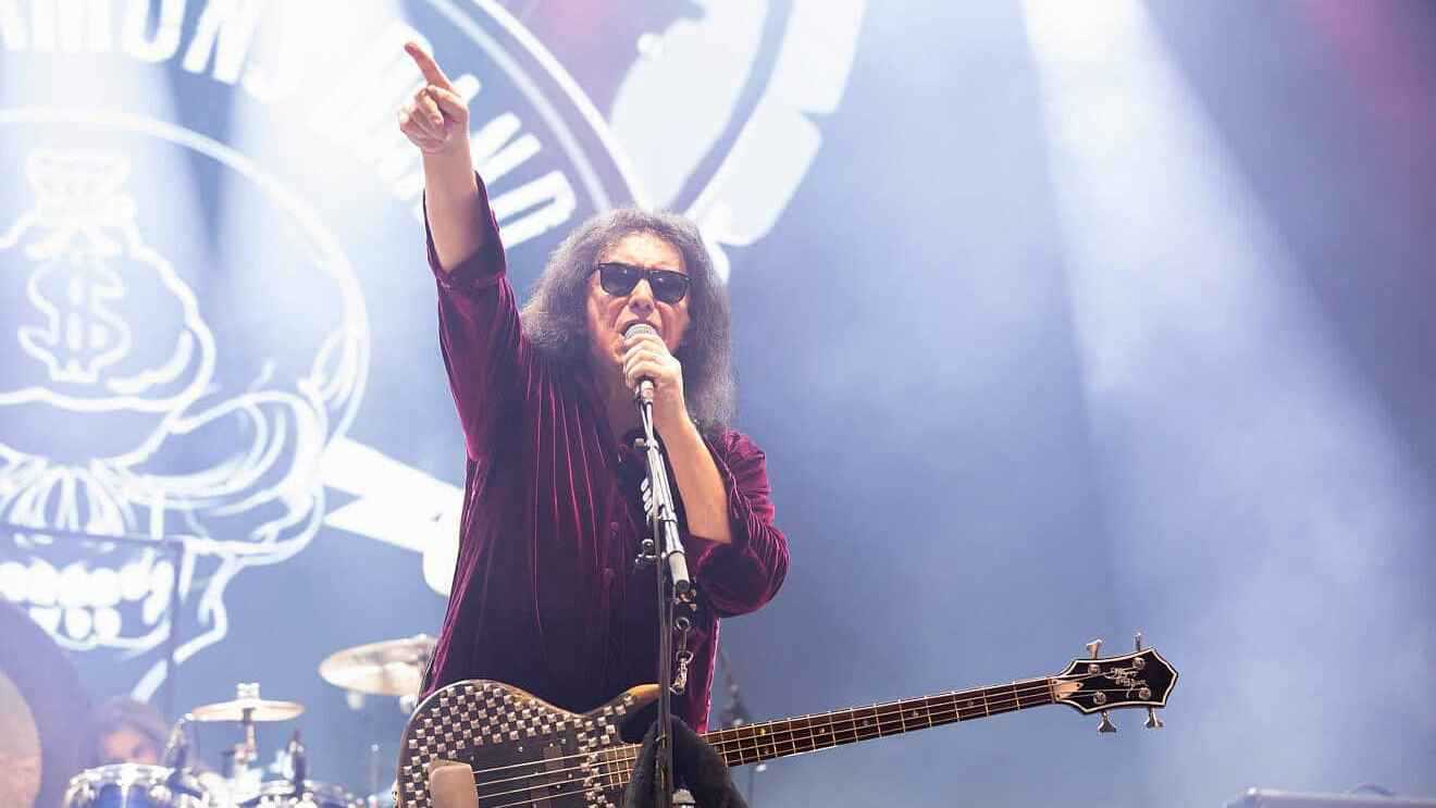 فقد الوعي خلال القيادة.. جين سيمونز ينجو من حادث خطير