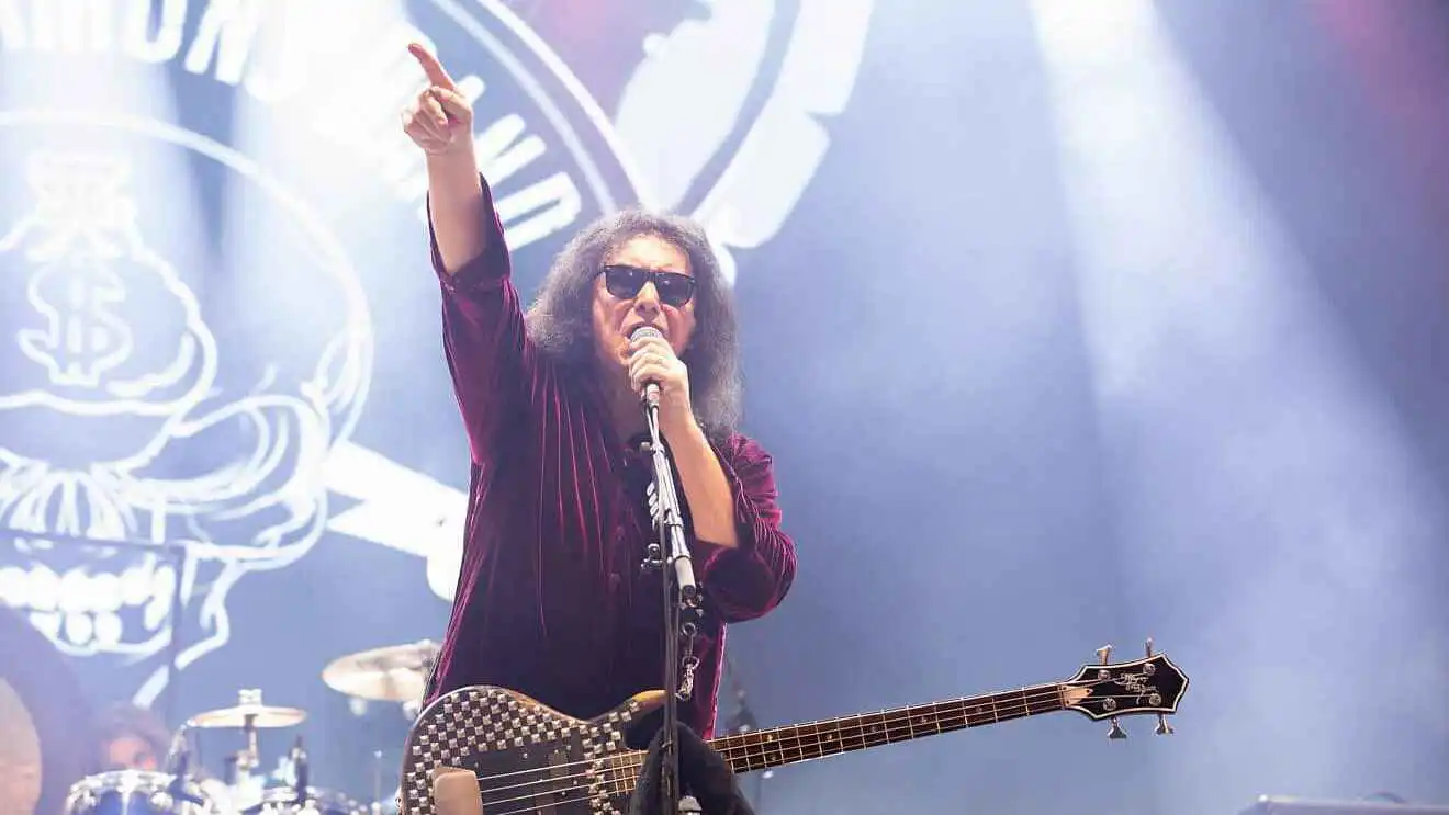 فقد الوعي خلال القيادة.. جين سيمونز ينجو من حادث خطير