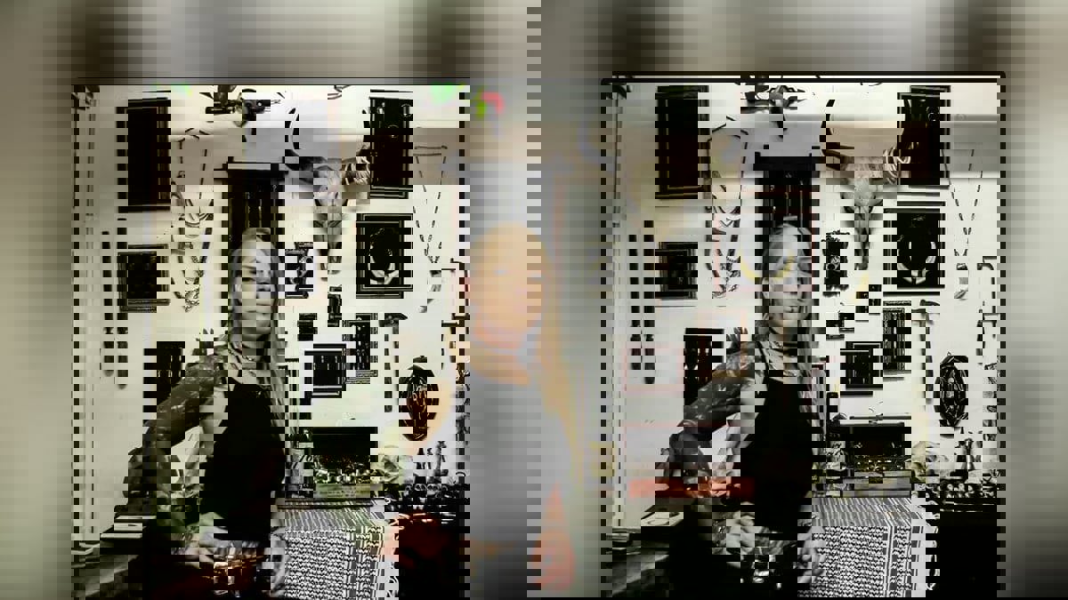 فتاة تستخدم بقايا الموتى لصنع مجوهرات تخلد ذكراهم (صور)