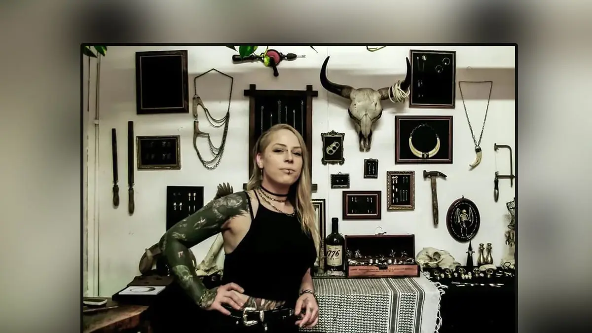 فتاة تستخدم بقايا الموتى لصنع مجوهرات تخلد ذكراهم (صور)