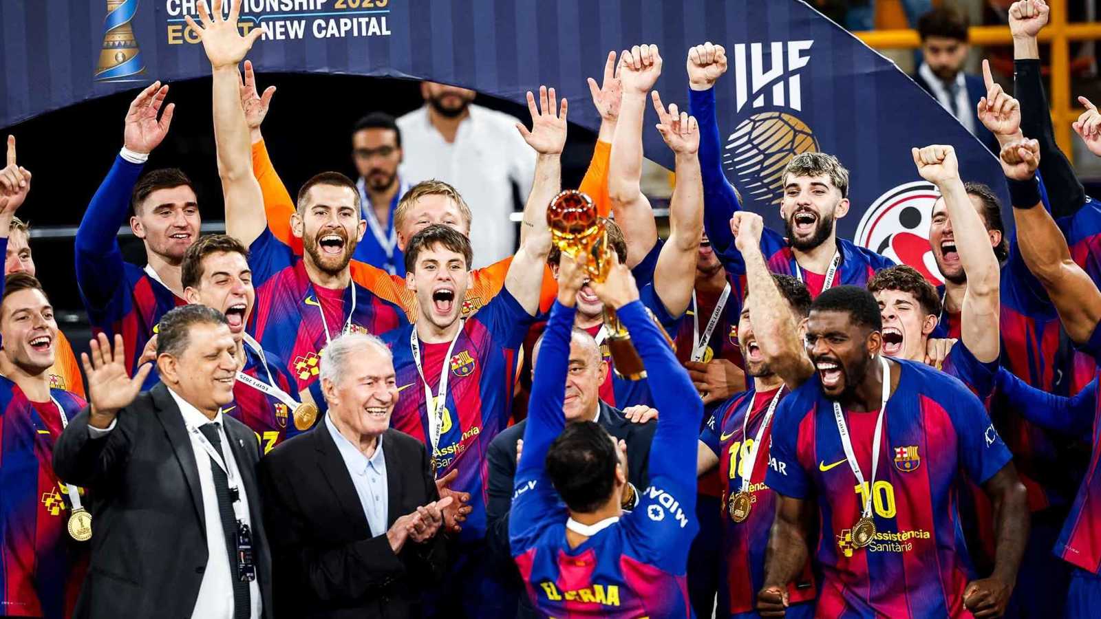 لقطة اليوم.. قائد برشلونة يتنازل لزميله المصري عن رفع كأس العالم للأندية (فيديو)