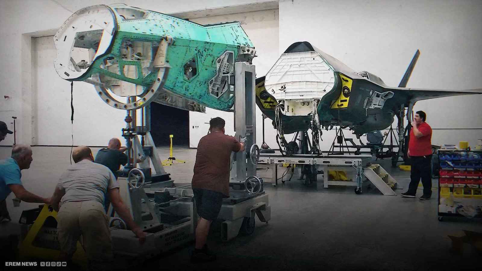 أثناء ترميم طائرة F-35A Lightning II