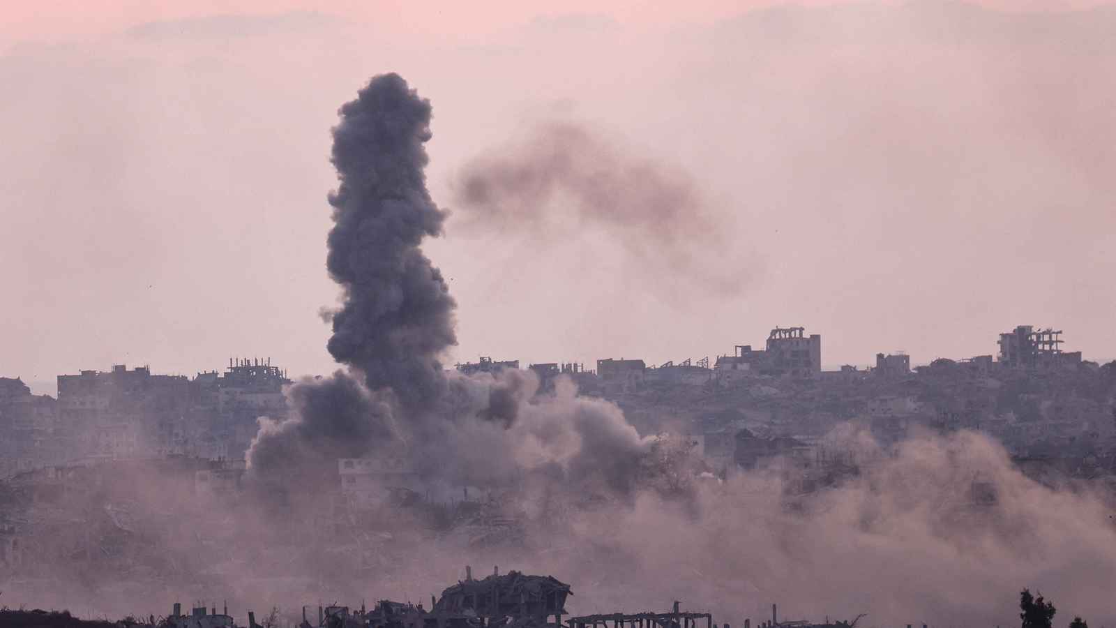 23 قتيلا بغارات جوية وقصف مدفعي على غزة