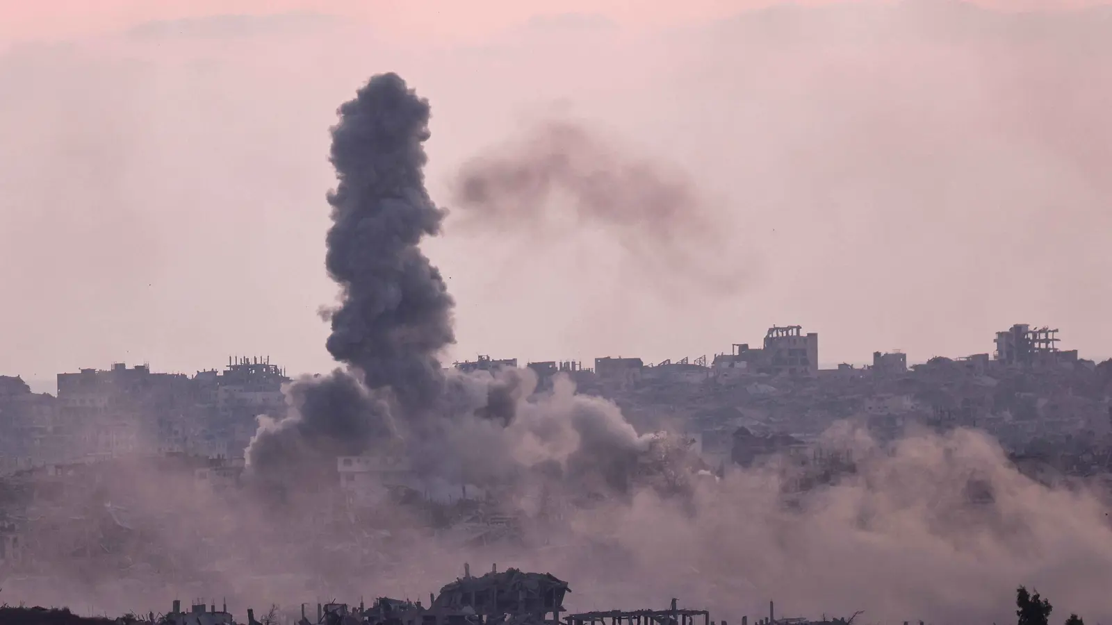 23 قتيلا بغارات جوية وقصف مدفعي على غزة