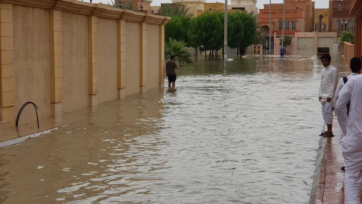 أهالي الدمام السعودية يعيشون أجواء مدينة البندقية بفعل مياه الأمطار (فيديو)