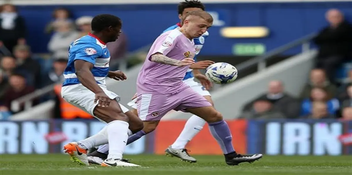 "قبلة الغضب" تجمع لاعبين بمباراة بالدرجة الثانية في إنجلترا (صور)