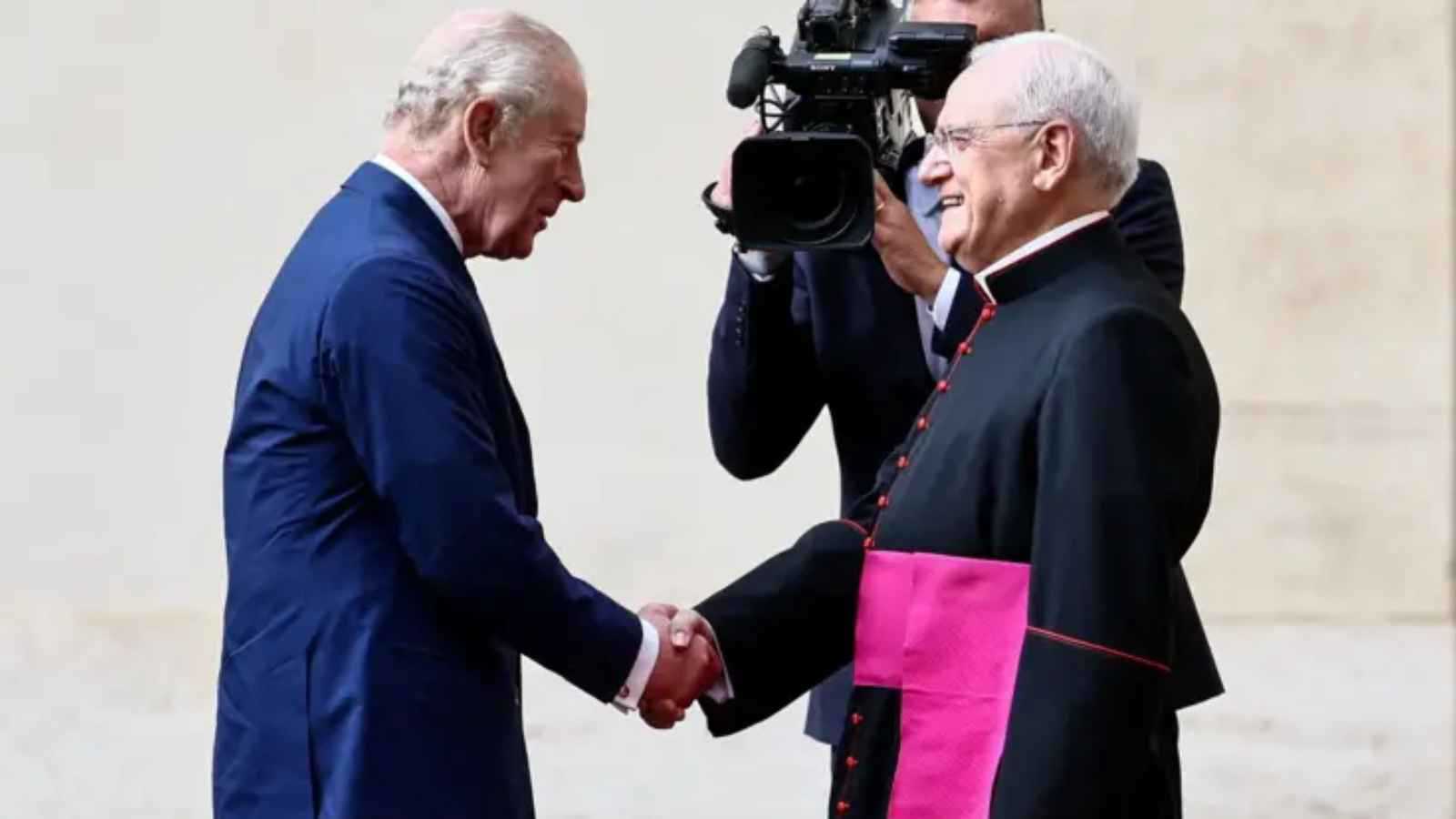 للمرة الأولى منذ 5 قرون.. ملك بريطانيا يصلي مع البابا في الفاتيكان