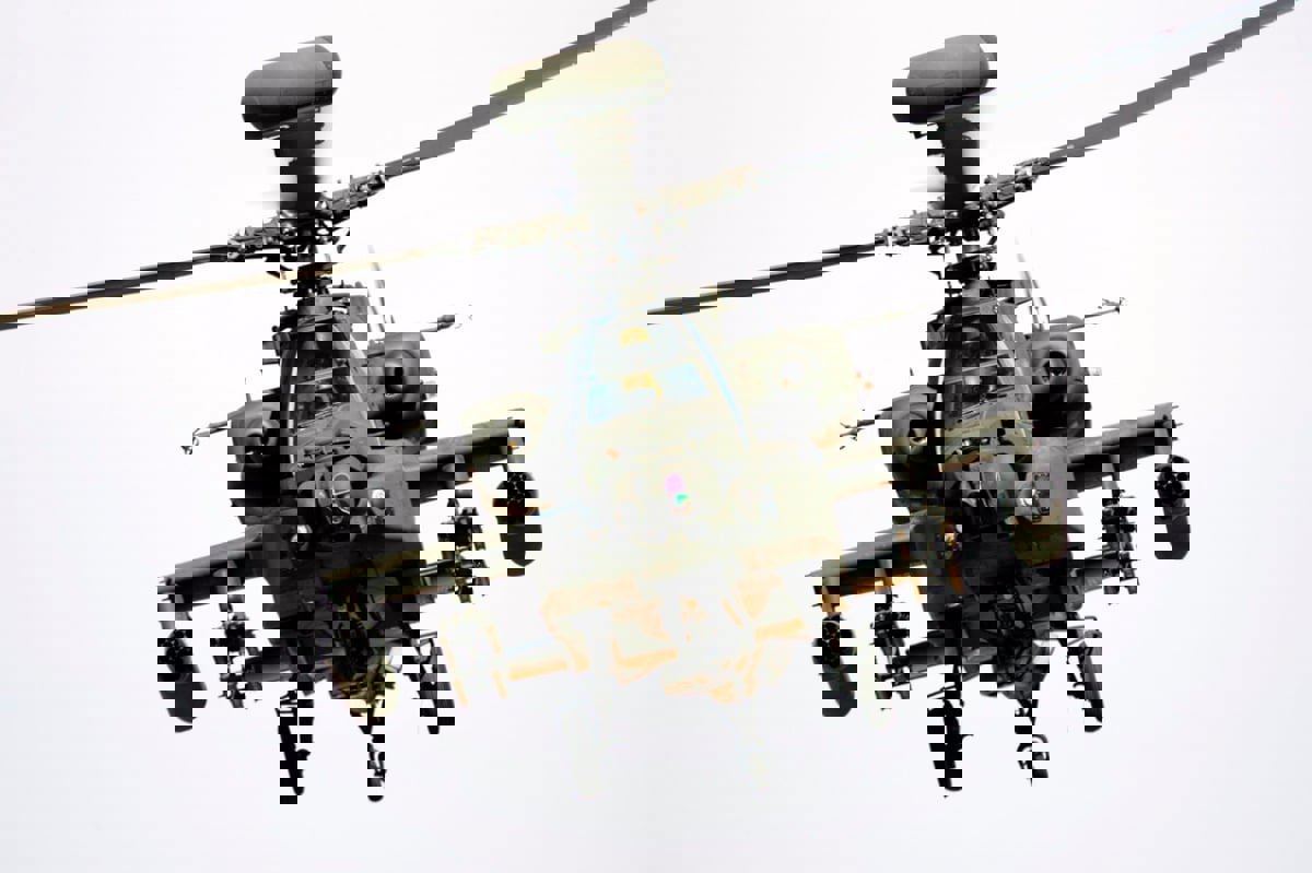 ماذا كتب على صواريخ الأباتشي التي دكّت معاقل الحوثيين؟ (صورة)