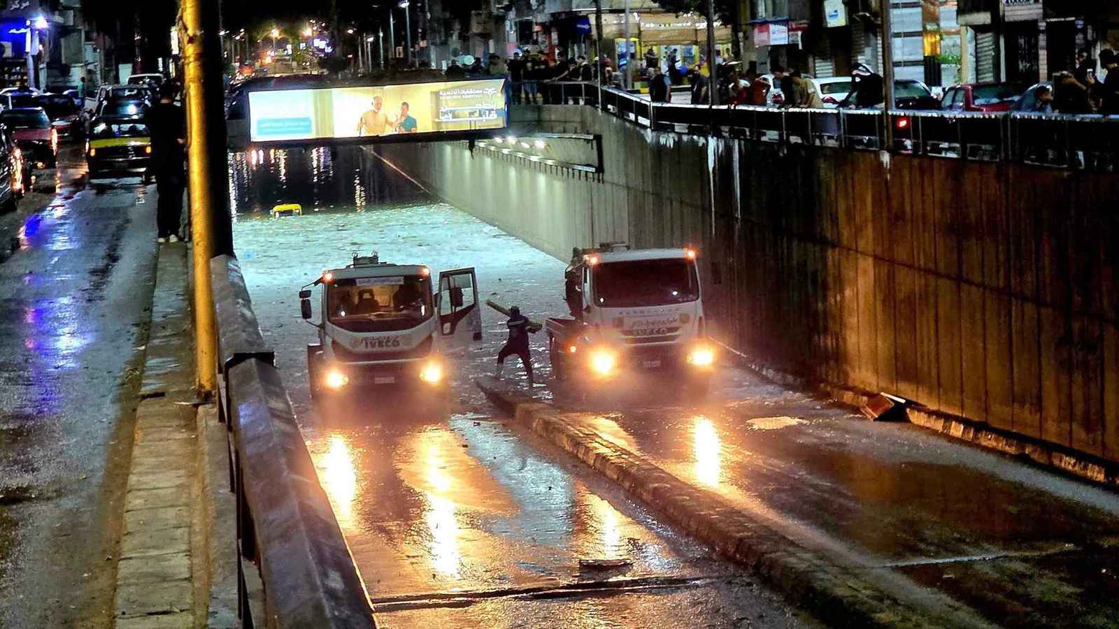 عاصفة الإسكندرية تثير غضب المواطنين.. والأرصاد المصرية ترد