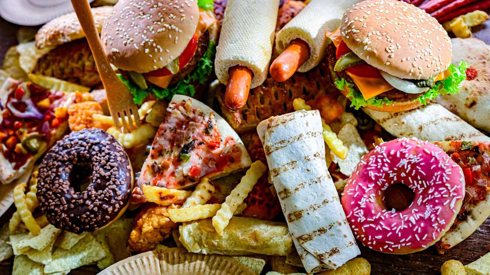 "الأطعمة المصنعة" قد ترفع خطر السرطان والسكري