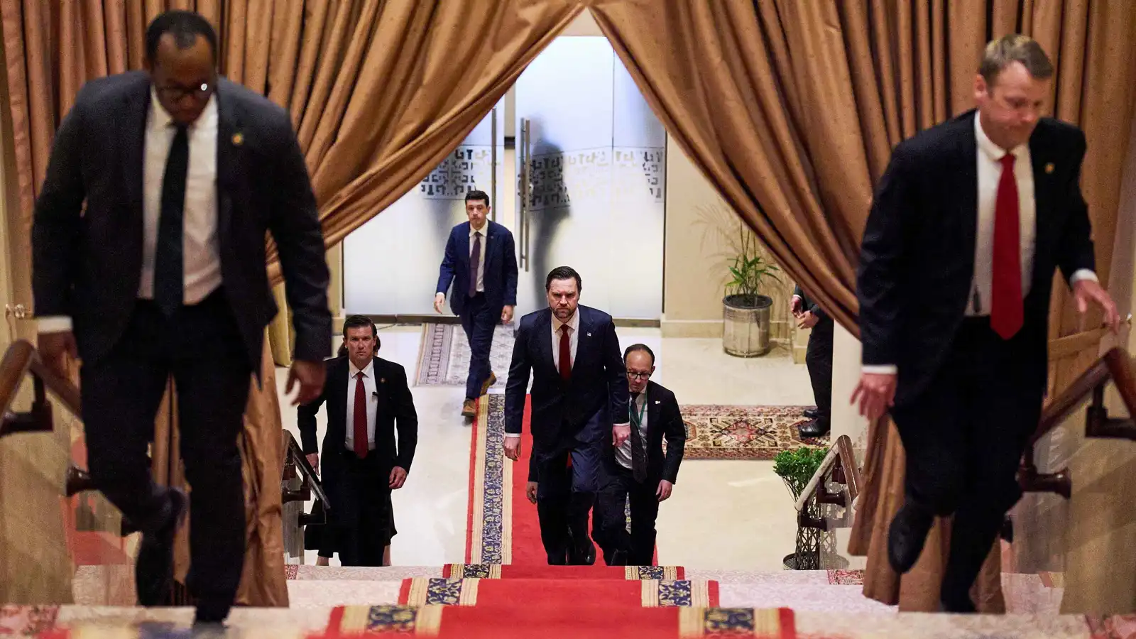 فاينانشال تايمز: مفاوضات إسلام آباد تصل إلى طريق مسدود بشأن مضيق هرمز