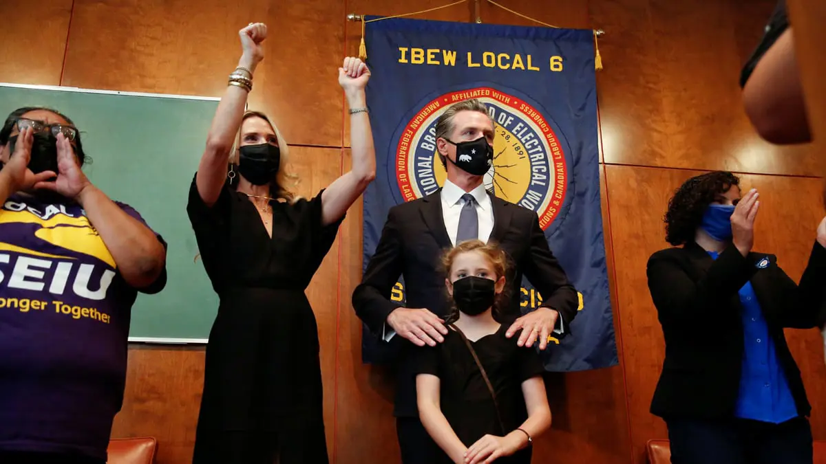 كاليفورنيا تصوت ضد عزل حاكم الولاية غافين نيوسوم