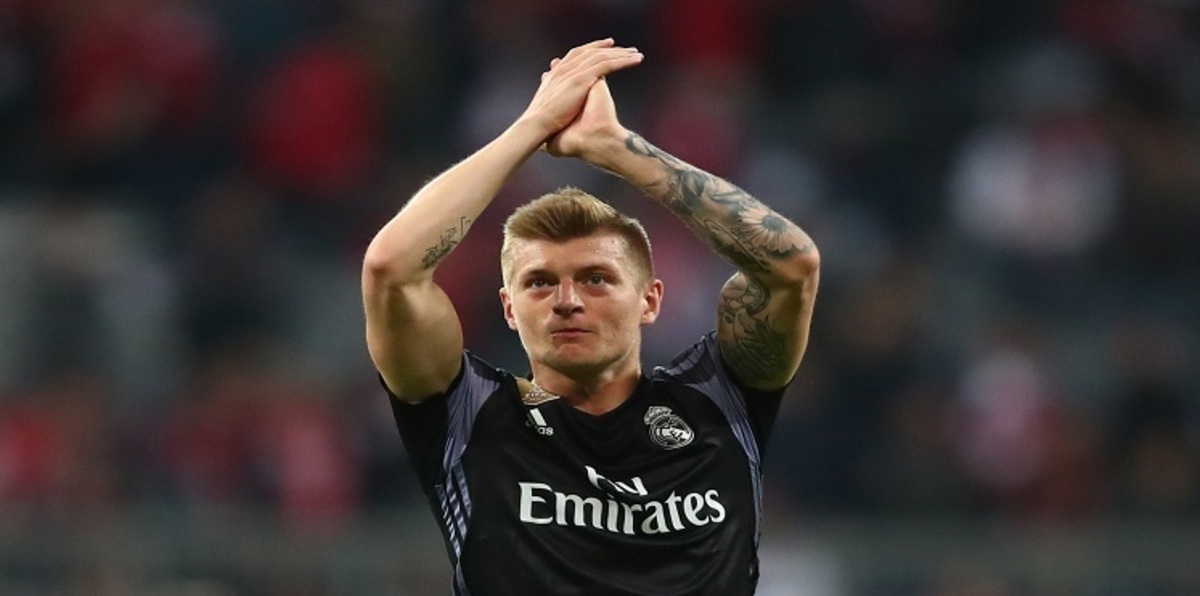 توني كروس "حلقة الوصل" في ريال مدريد في موسم تاريخي محتمل