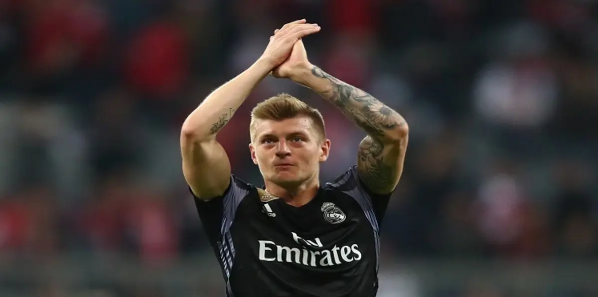 توني كروس "حلقة الوصل" في ريال مدريد في موسم تاريخي محتمل