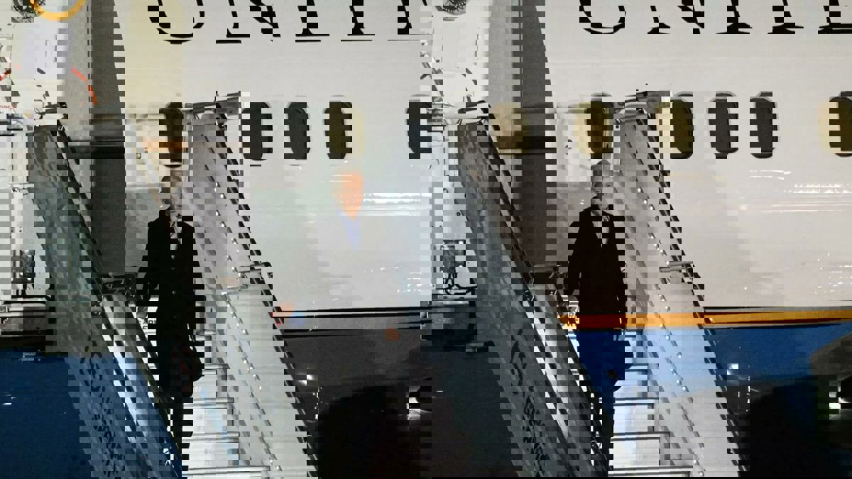 بايدن يتعثر مجدداً أثناء صعوده إلى الطائرة الرئاسية (فيديو)