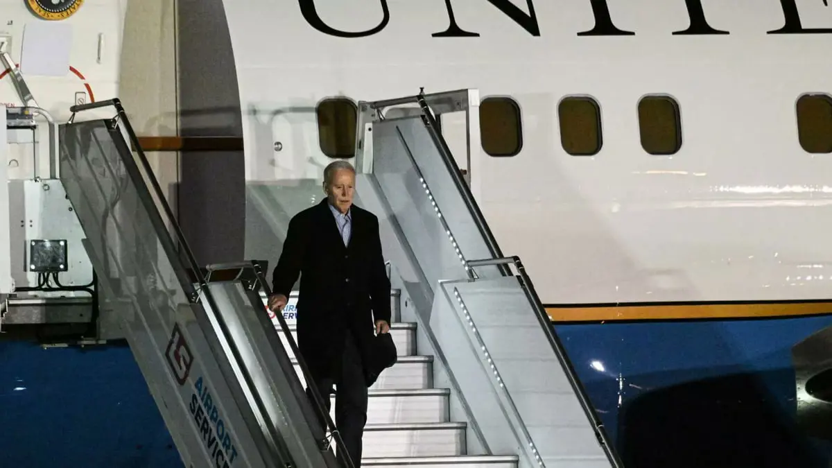 بايدن يتعثر مجدداً أثناء صعوده إلى الطائرة الرئاسية (فيديو)